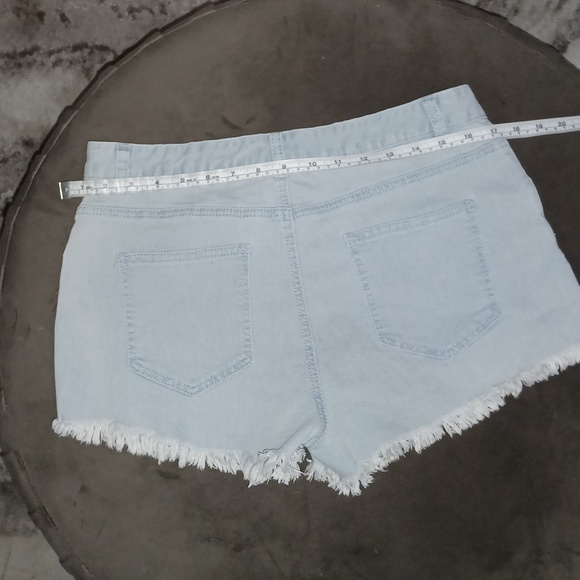 Women's Large frayed  jeans shorts. - Picture 6 of 7